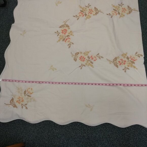 Vintage Handmade Cross Stitch Floral Table Cloth Rectangle Scallop Edge Holiday - Picture 3 of 9